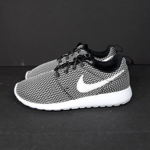 nike roshe run trainers